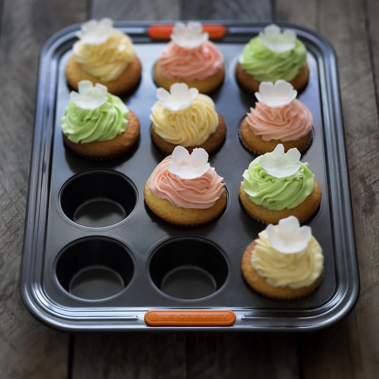 Le Creuset Toughened Non-stick 12 Cup Muffin Tray - Image 2